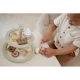 Little Dutch kétszintes, fából készült süteményes állvány különféle édes desszertekkel és képpel ellátott névvel, ideális 2 éves kortól gyermekek számára.