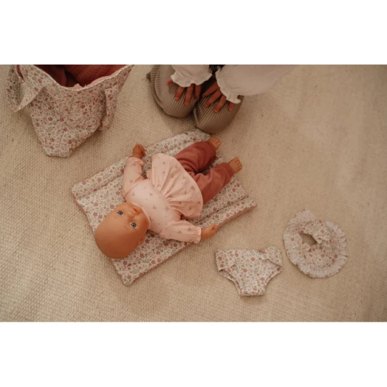 Little Dutch Soft Flowers baba pelenkázótáska Little Dutch Soft Flowers baba pelenkázótáska pelenkával, pelenkázó alátéttel és előkével virágmintával