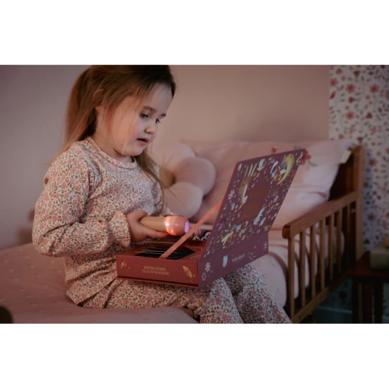 LITTLE DUTCH Projektor Rózsaszín Little Dutch Pink gyerekprojektor - mesék kivetítésre 12 tekercssel és egy illusztrált könyvvel