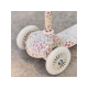 Háromkerekű roller Sunny Flower Off White Little Dutch Háromkerekű roller Sunny Flower Off White – stabil gyerekroller napraforgó mintával és állítható kormánnyal