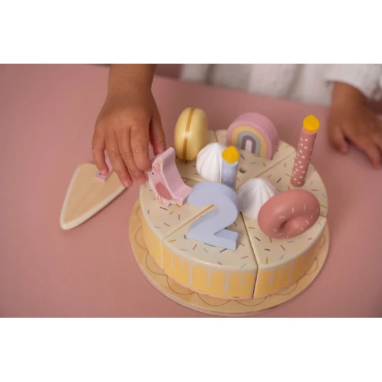 A születésnapi torta kötelező darab minden ünnepségen.