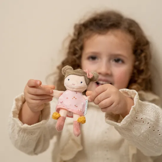 KIS HOLLAND Rózsa baba Gyönyörű, Rosa nevű baba puha, finom anyagból, 10 cm-es méretben a Little Dutch-tól.