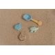 Egy tengeri élőlény motívumokkal díszített homokozókészlet hasznos lesz a gyerekek számára otthon a kertben vagy a strandon.