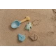 Egy tengeri élőlény motívumokkal díszített homokozókészlet hasznos lesz a gyerekek számára otthon a kertben vagy a strandon.