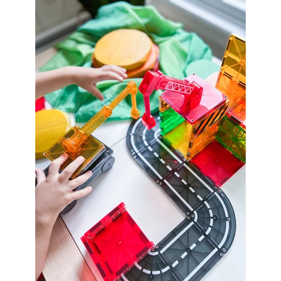 Hozzon létre egyedi épületeket a MAGNA-TILES mágneses építőkészlettel.