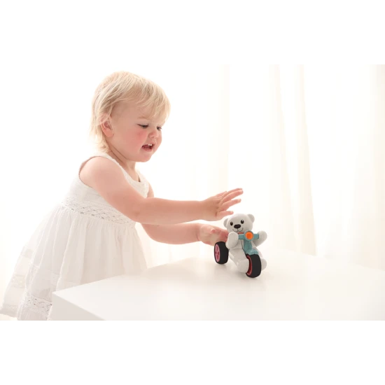 Tolo Mackó egy triciklin, nyomja meg a fejét a mozgás megkezdéséhez