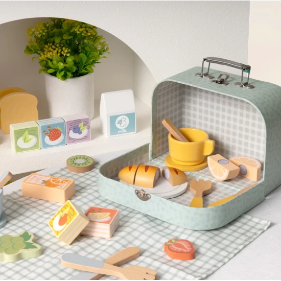 Gyermek piknikkészlet bőröndben tányérokkal, evőeszközökkel és ételkiegészítőkkel