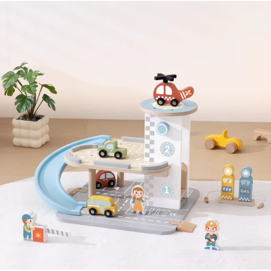 Tooky Toy fa garázs autókkal – többszintes fa garázs rámpával, helikopterrel és kiegészítőkkel