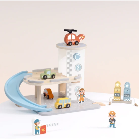 Tooky Toy fa garázs autókkal – többszintes fa garázs rámpával, helikopterrel és kiegészítőkkel