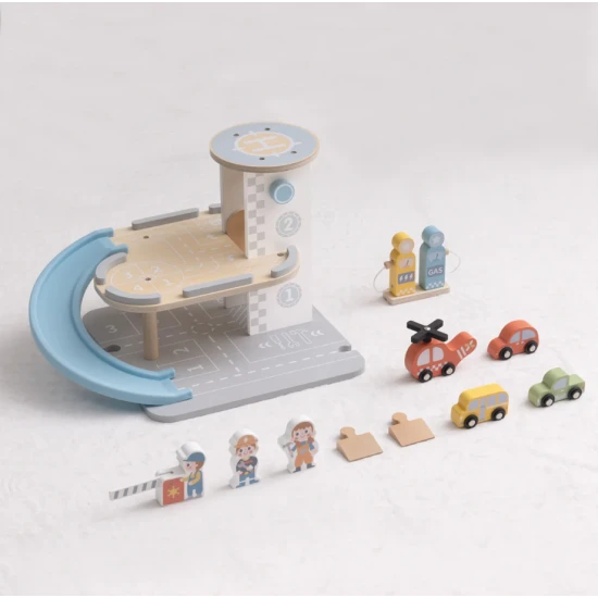 Tooky Toy fa garázs autókkal – többszintes fa garázs rámpával, helikopterrel és kiegészítőkkel