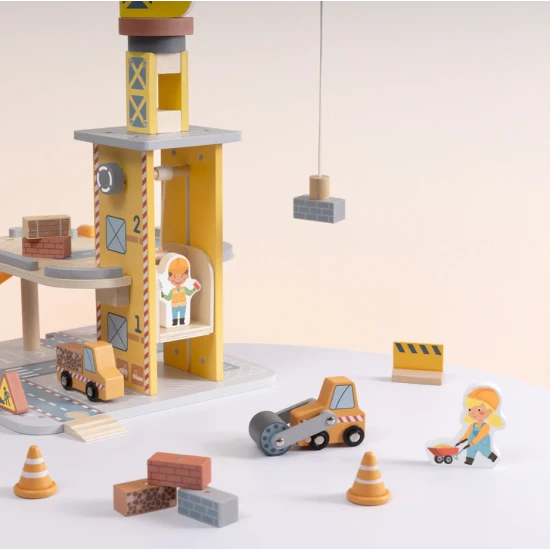 Daru és autó készlet Tooky Toy – fa építőkészlet daruval, autókkal és figurákkal