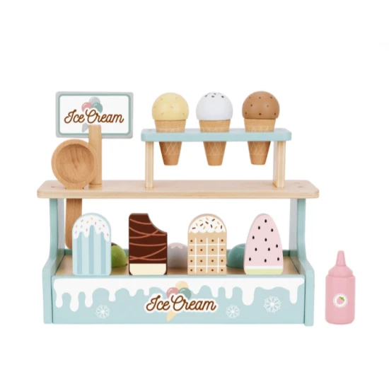 Fagylalttartó fagylalttal és fagylaltkanalakkal gyerekeknek