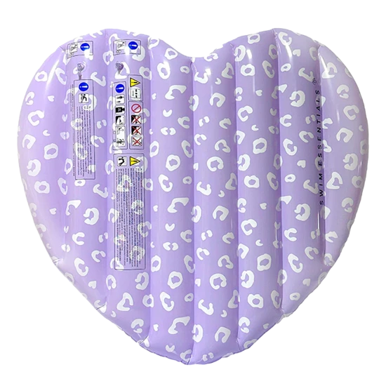 A Swim Essentials óriás felfújható szíve lila leopárdmintával gyönyörűen kiemelkedik a víz bármely felületén. Körülbelül 6 éves kortól gyermekek számára készült.