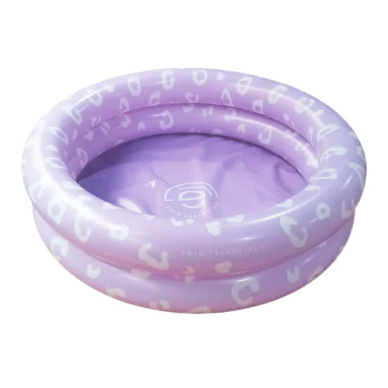 A Swim Essentials kisméretű, kerek, felfújható, lila színekben pompázó leopárd motívumokkal ellátott medence kisgyermekek számára készült. 