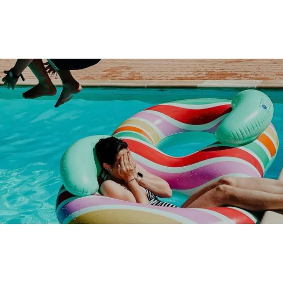 Nagy, felfújható kerék 2 személyes Color Rush 190 cm-es színes dizájnnal a Swim Essentials-tól - ideális a vízparti szórakozáshoz