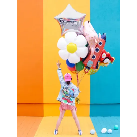 Vonzó űrrakéta kialakítású léggömb, amely minden gyermeket érdekelni fog.