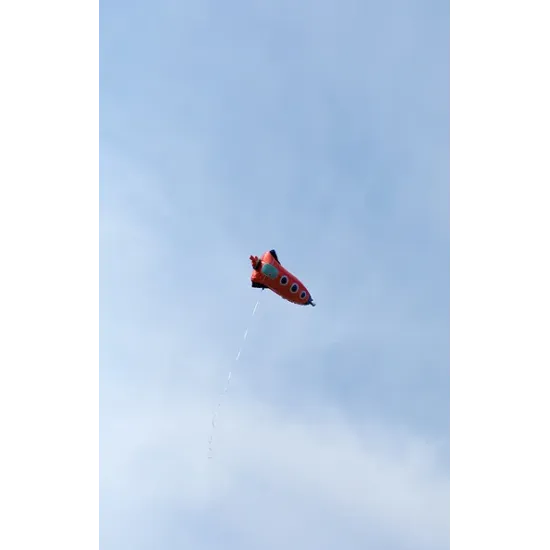 Vonzó űrrakéta kialakítású léggömb, amely minden gyermeket érdekelni fog.