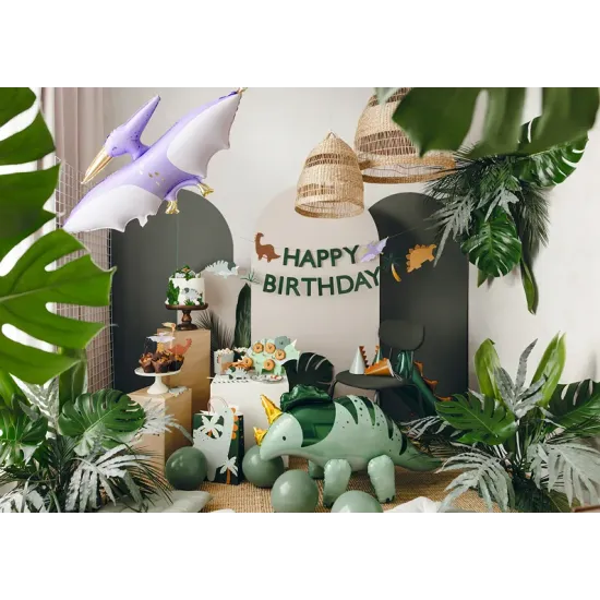 Egy gyönyörű füzér Happy Birthday felirattal és különféle rajzfilm dinoszauruszok. 