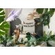 Egy gyönyörű füzér Happy Birthday felirattal és különféle rajzfilm dinoszauruszok. 
