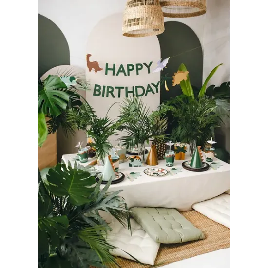 Egy gyönyörű füzér Happy Birthday felirattal és különféle rajzfilm dinoszauruszok. 