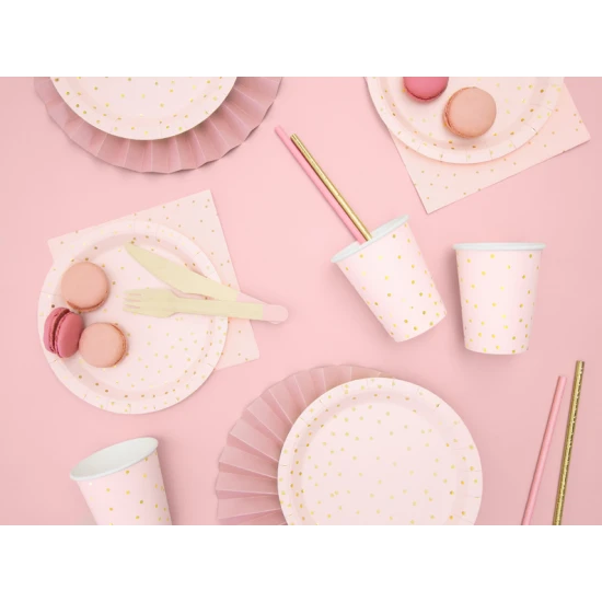 Szemüveg, amely minden bulit felvidít. A rózsaszín papírpoharakat arany pöttyök díszítik.