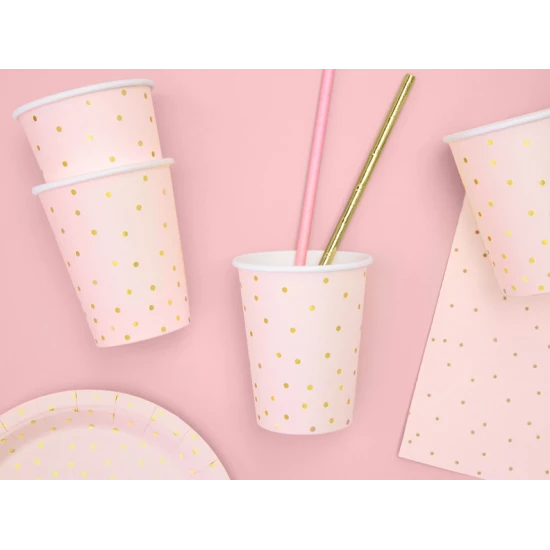 Szemüveg, amely minden bulit felvidít. A rózsaszín papírpoharakat arany pöttyök díszítik.