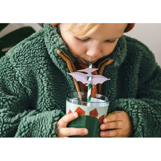 A dinoszaurusz szívószálak remek társak a gyerekek kedvenc italaik fogyasztásakor.