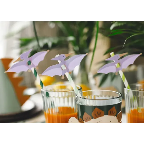 A dinoszaurusz szívószálak remek társak a gyerekek kedvenc italaik fogyasztásakor.