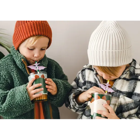 A dinoszaurusz szívószálak remek társak a gyerekek kedvenc italaik fogyasztásakor.
