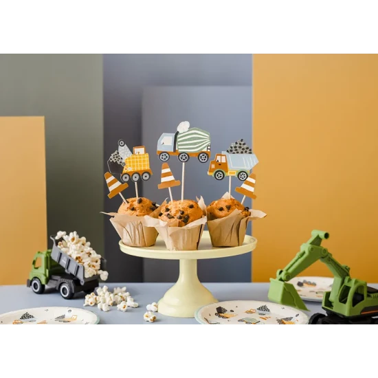 Születésnapi tányérok gyerekpartihoz építőjárművek motívumával.