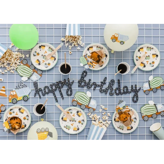 Születésnapi tányérok gyerekpartihoz építőjárművek motívumával.
