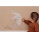 Egy gyönyörű matrica a rajzfilmfigura Nyuszi stílusában bármilyen falra illik.