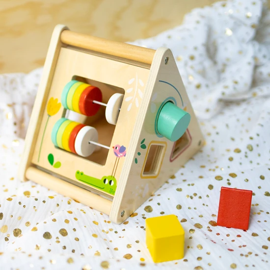 Fából készült tevékenységi háromszög