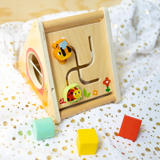 Fából készült tevékenységi háromszög