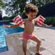 Gyermek felfújható Swim Essentials Whales ujjatlan gyerekeknek, ideális úszáshoz a medencében és a tengeren