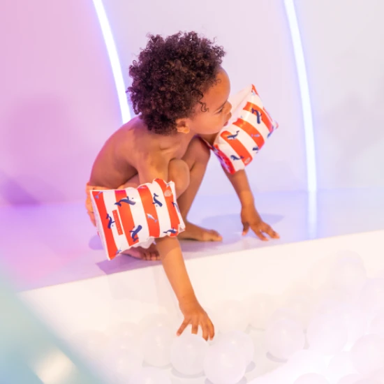 Gyermek felfújható Swim Essentials Whales ujjatlan gyerekeknek, ideális úszáshoz a medencében és a tengeren